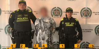 Dos policías y una mujer capturada