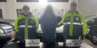 Hombre capturado en medio de dos policías