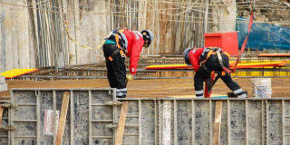 Foto de dos trabajadores del IDU en un frente de obra de Bogotá