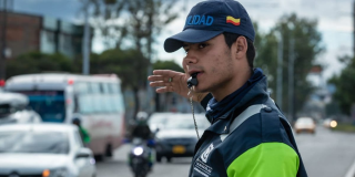 Foto de un hombre que trabaja en Movilidad en Bogotá