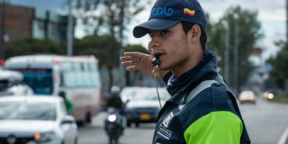 Foto de un guía de tránsito en una vía de Bogotá 