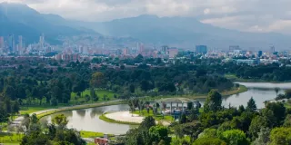 Vista general de Bogotá bajo cielo parcialmente nublado, imagen asociada al pronóstico del tiempo y las condiciones climáticas en la ciudad.