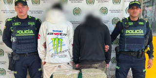 Foto de dos hombres capturados junto a policías