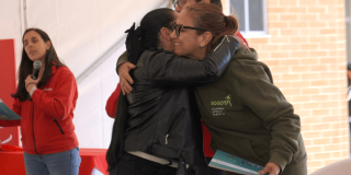 Foto que muestra dos personas abrazadas 