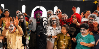 Foto de niños, niñas, adolescentes y adultos disfrazados por Halloween.