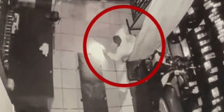 Imagen capturada por cámara de vigilancia del local en Suba del que se robaron 33 llantas.