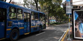 Foto de un bus TransMiZonal en una vía de Bogotá