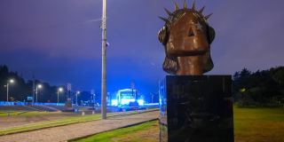 Imagen de la escultura 'La Rockera' con las tarimas de Rock al parque 2026 de fondo