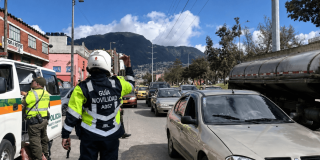Foto que muestra carros y un policía