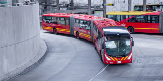 Foto de buses de TransMilenio en una vía. 