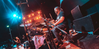 Imagen de baterista en concierto en Rock al Parque 