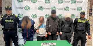 Foto de cuatro capturados esposados, en medio de dos policías.