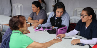 Foto de una feria de empleo en Bogotá 