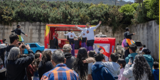Foto que muestra personas saltando 