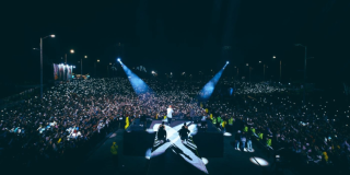 Imagen de la tarima de Hip Hop al Parque y de fondo se ve miles de asistentes.