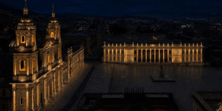 Imagen de la Plaza de Bolívar nocturna en Bogotá