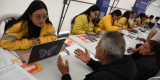 Foto que muestra personas hablando 
