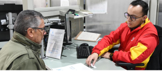Foto de un funcionario ayudando a un ciudadano 