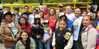 Foto de evento en la La Quebrada las Delicias donde se observa al alcalde Carlos Galán rodeado de comunidad. 