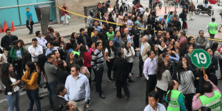 Imagen de referencia al Simulacro Bogotá 2026 donde se muestra a un grupo numeroso de personas reunidas en un espacio urbano al aire libre, distribuidas sobre una vía peatonal y zonas aledañas.