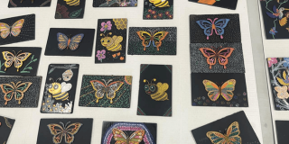 Imagen de obras artísticas de animales realizadas por adultos mayores en la técnica de puntillismo.
