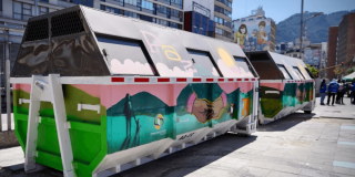 Foto que muestra dos cajas estacionarias para dejar residuos 