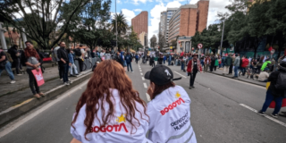 Foto de gestoras de diálogo acompañando una marcha en Bogotá.