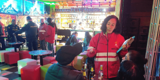 Foto de Gestores de Convivencia durante una inspección y vigilancia a un bar de Bogotá.