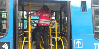 Foto de un gestor de convivencia en un bus