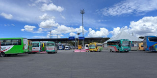 Foto de buses de una de las sedes de la Terminal Transporte Bogotá