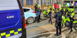 Foto que muestra carros y motos de policías 