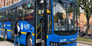 Imagen de un bus TransMiZonal en un paradero de Fontibón