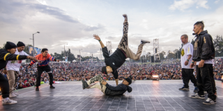 Imagen de un grupo de breakdance en la tarima de Hip Hop al Parque.