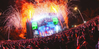 Imagen de una tarima y asistentes a un festival al parque de Idartes.
