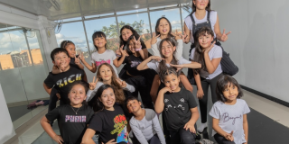 Imagen de varios niños y niñas en un taller Crea.
