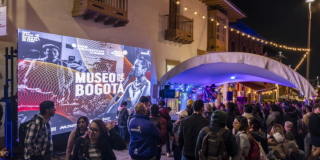 Imagen de muchas personas que participan en la Noche del Museo 2025.