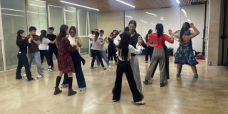 Imagen de varias personas tomando una clase de baile en el CEFE Chapinero.