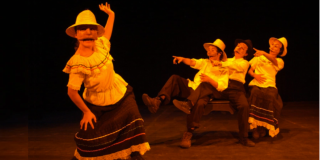 Imagen de cuatro personajes vestidos de campesinos con máscaras, dos son mujeres y dos hombres.