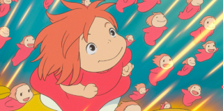 Imagen de la animación de un personaje rosado con cabello naranja, de fondo se ven muchos personajes iguales pero bebés.
