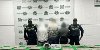 Foto que muestra tres capturados y dos policías 