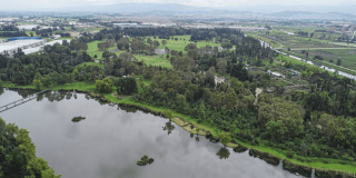 Vista aérea del parque La Florida, con amplias áreas de césped, árboles, senderos y varios campos deportivos distribuidos en el terreno.