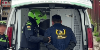 Foto que muestra dos policías y un capturado