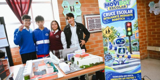 Foto de tres estudiantes de colegio de Bogotá mostrando un proyecto