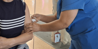 Mujer vacunándose.
