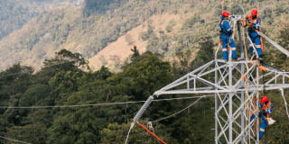Foto que muestra personas con el uniforme de Enel Colombia realizando labores de mantenimiento