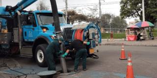 Foto que muestra trabajadores del Acueducto de Bogotá