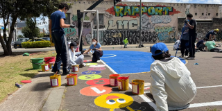 Foto de ciudadanos de Barrios Unidos pintando una cancha de fútbol 