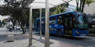 Foto de un bus TransMiZonal en una vía de Bogotá