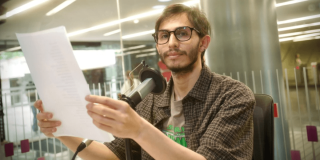 Imagen de locutor con guión radial