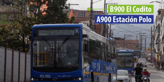 Foto de un bus TransMiZonal en una vía de Bogotá